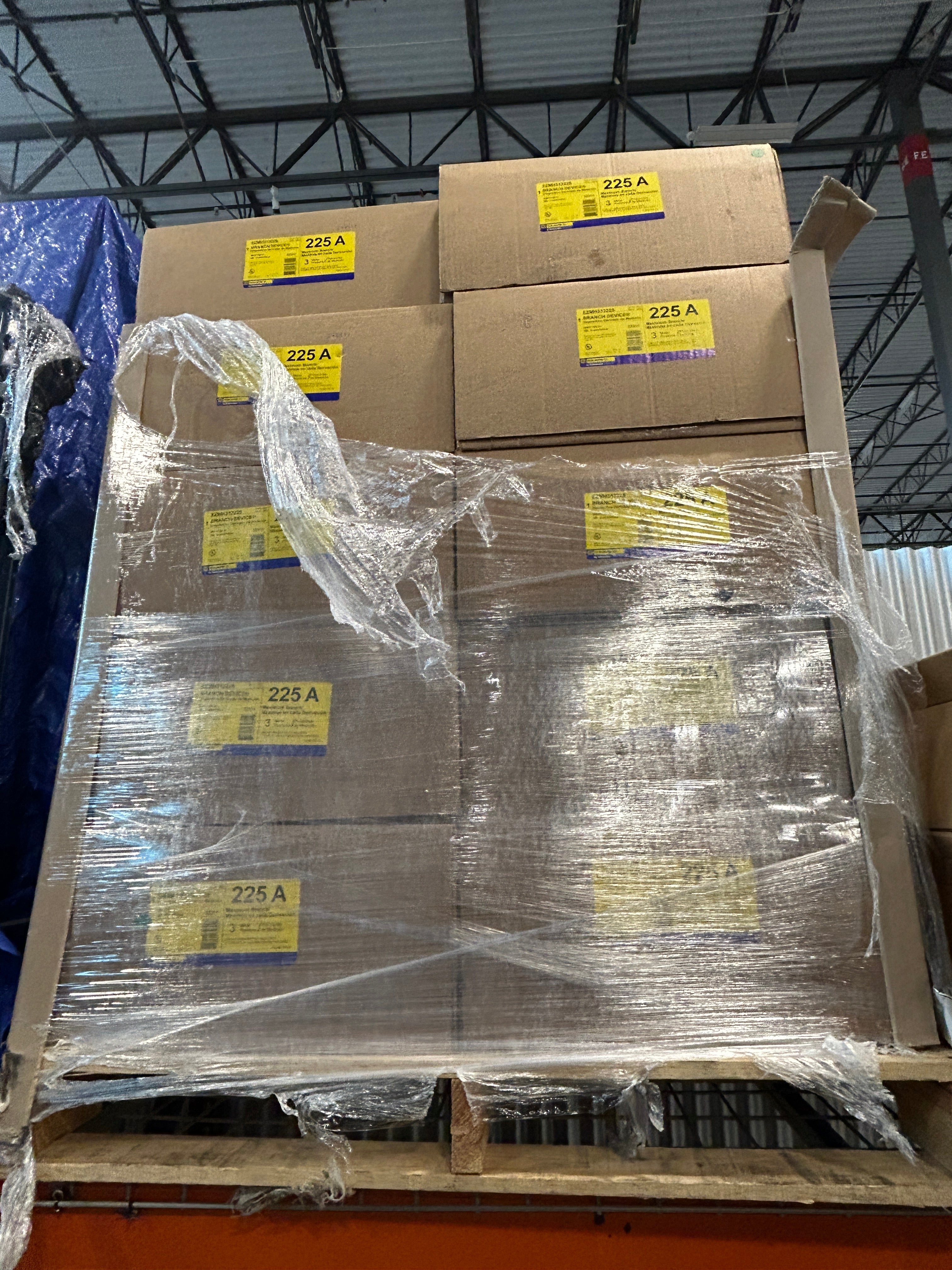 Square D EZMH313225 3PH In / 1PH Out 3 Gang 225A Socket Ringless Horn Bypass Meter Stack