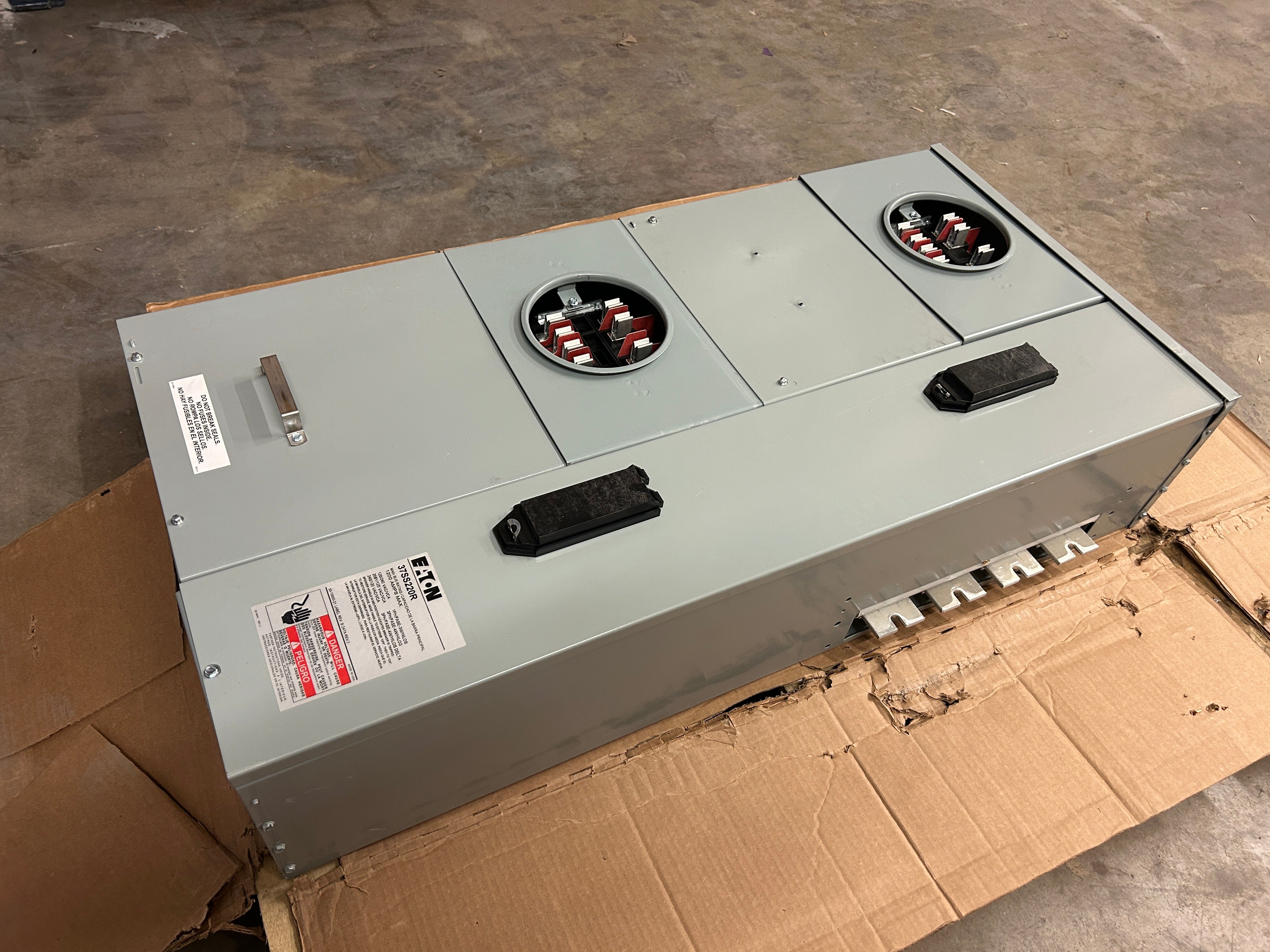 Eaton 37SS220R 3PH In / 3PH Out 2-Gang 225A Socket Test Block Bypass Ringed EUSERC Meter Stack