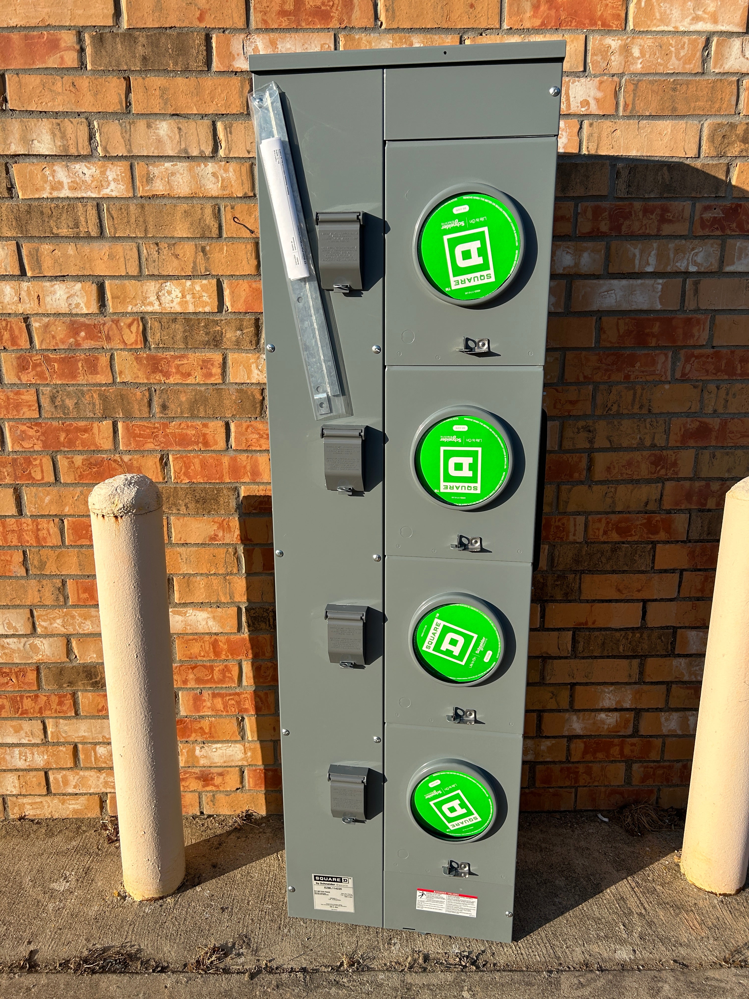 Square D EZML114225 1PH In / 1PH Out 4 Gang 225A Socket Ringless Lever Bypass Meter Stack