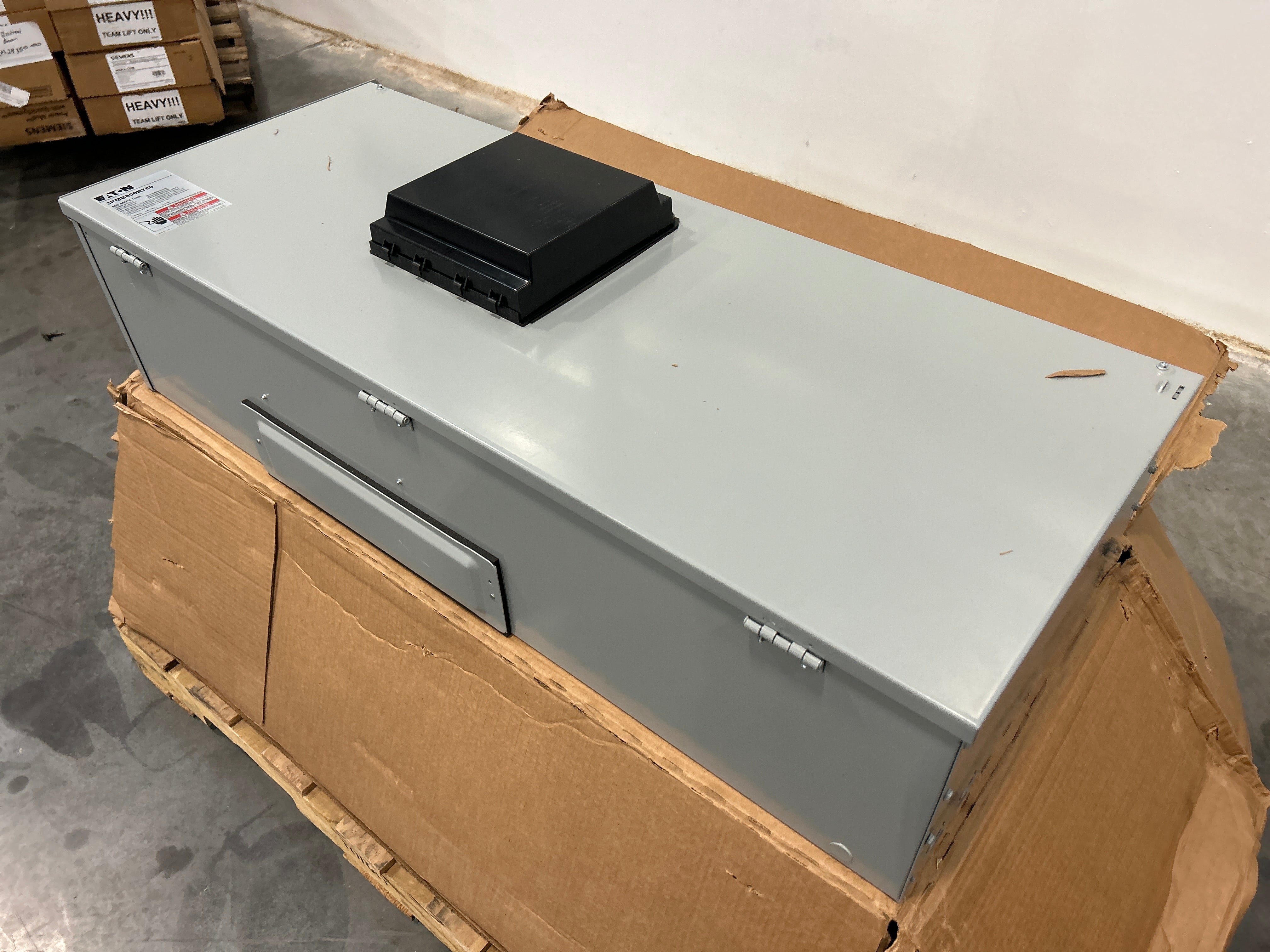 Eaton 3PMB800R750 (Similar to 3PMB800R) 3 Phase 800A Main Circuit Breaker Disconnect