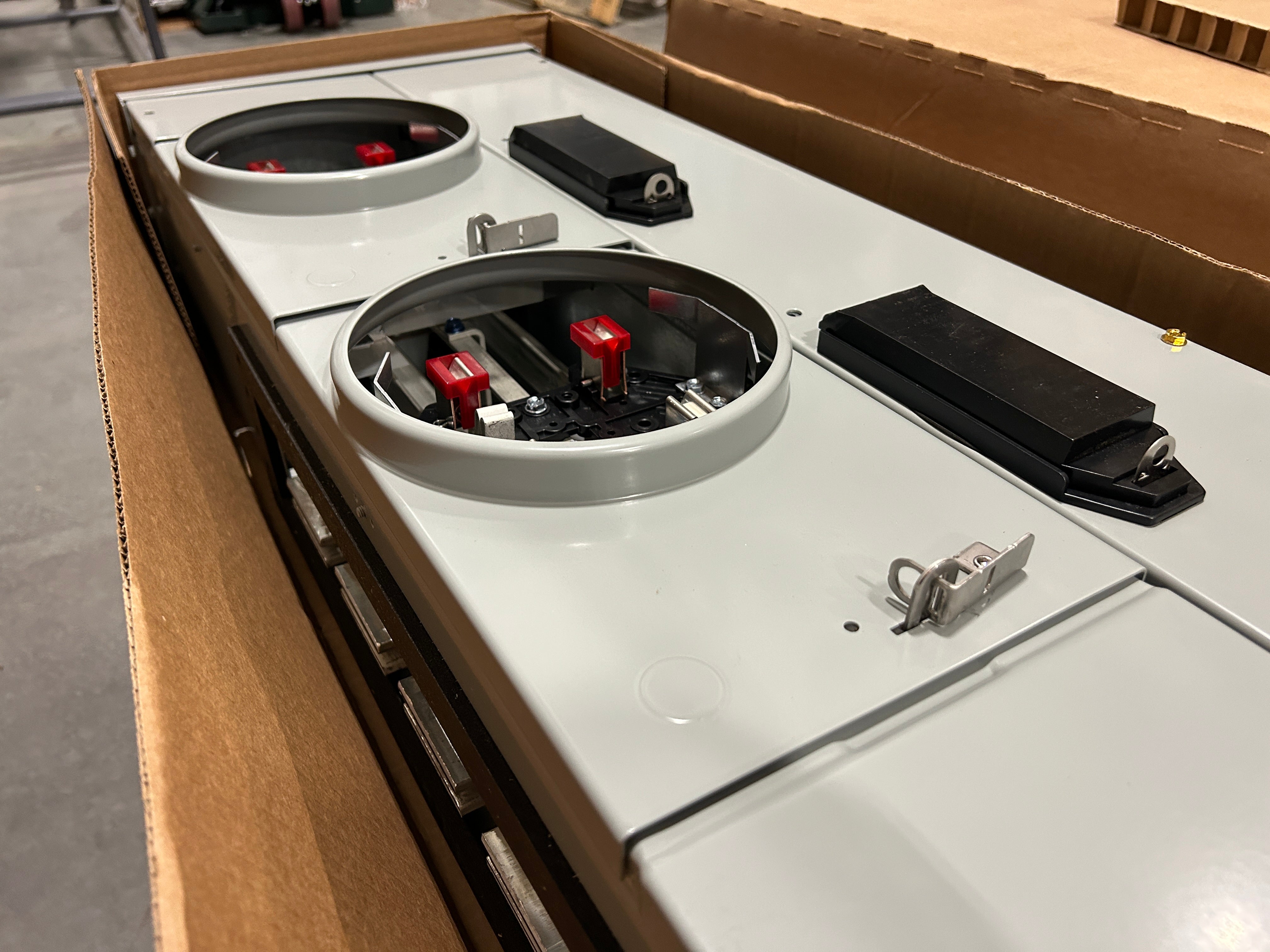 Eaton 3MM220R12RL 3PH In / 1PH Out 2 Gang 200A Socket 1200A Copper Busbar Ringless Meter Stack