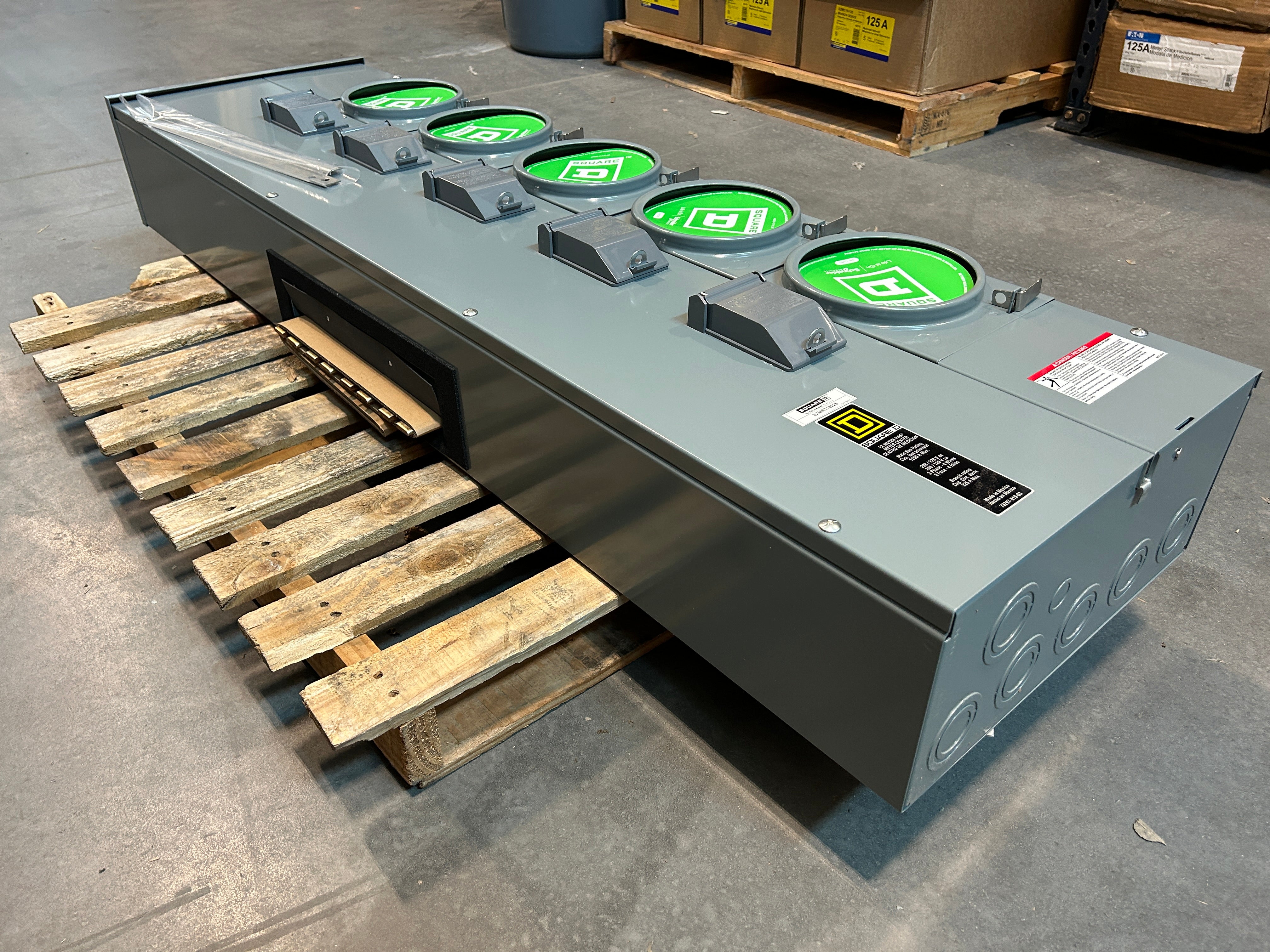 Square D EZMR315225 3PH In / 1PH Out 5-Gang 225A Socket Ringless Meter Stack