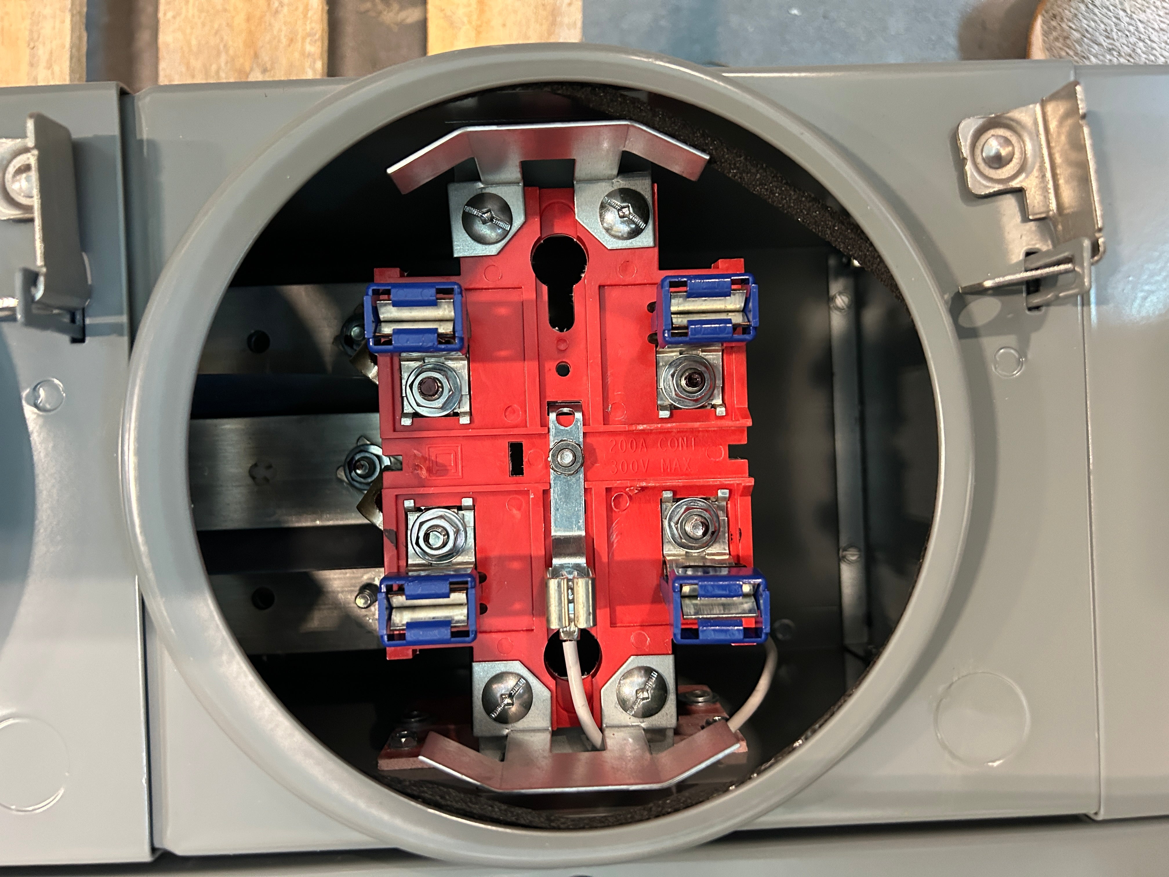Square D EZMR315225 3PH In / 1PH Out 5-Gang 225A Socket Ringless Meter Stack