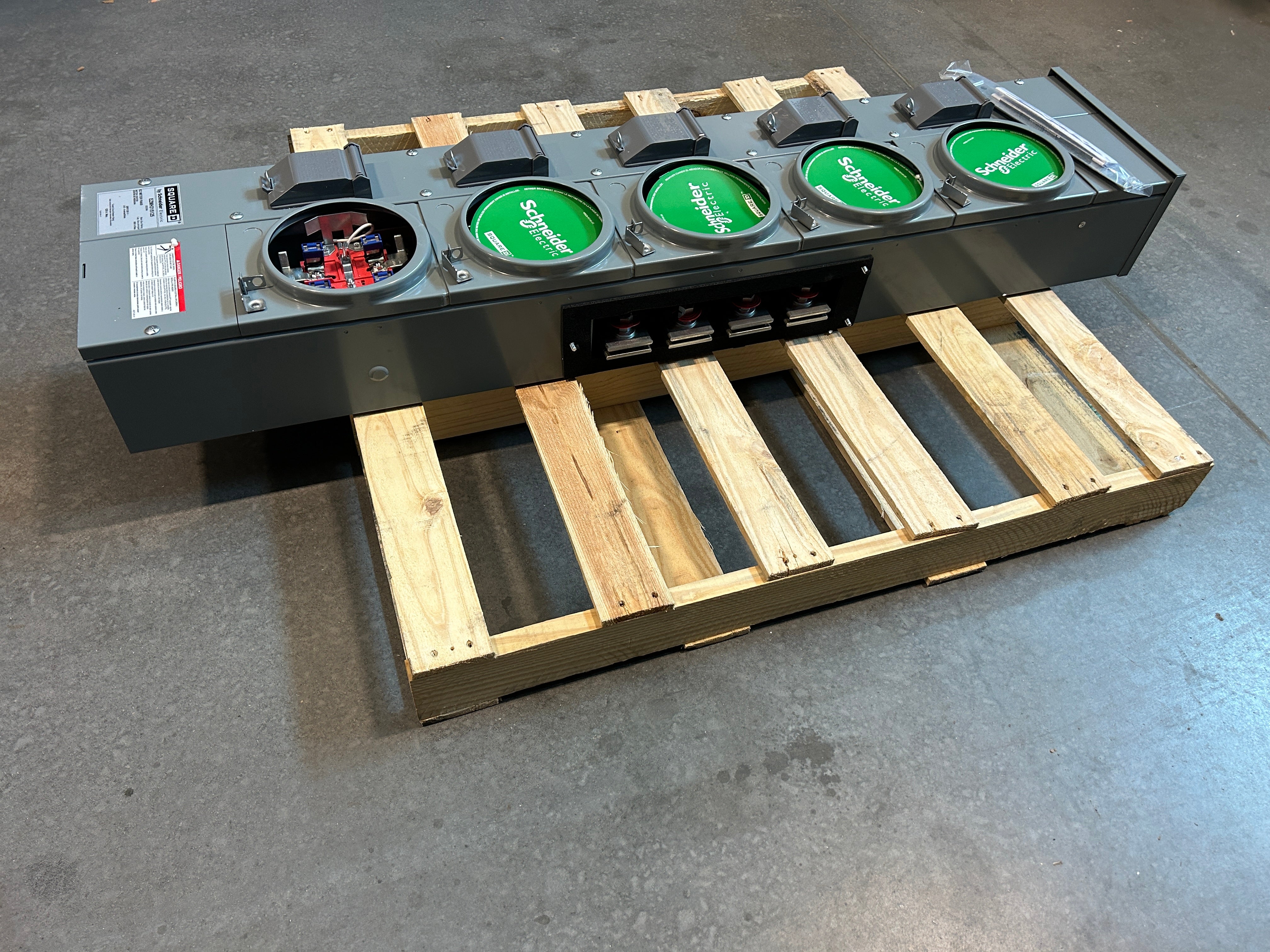 Square D EZMH315125 3PH In / 1PH Out 5 Gang Ringless Horn Bypass Meter Stack