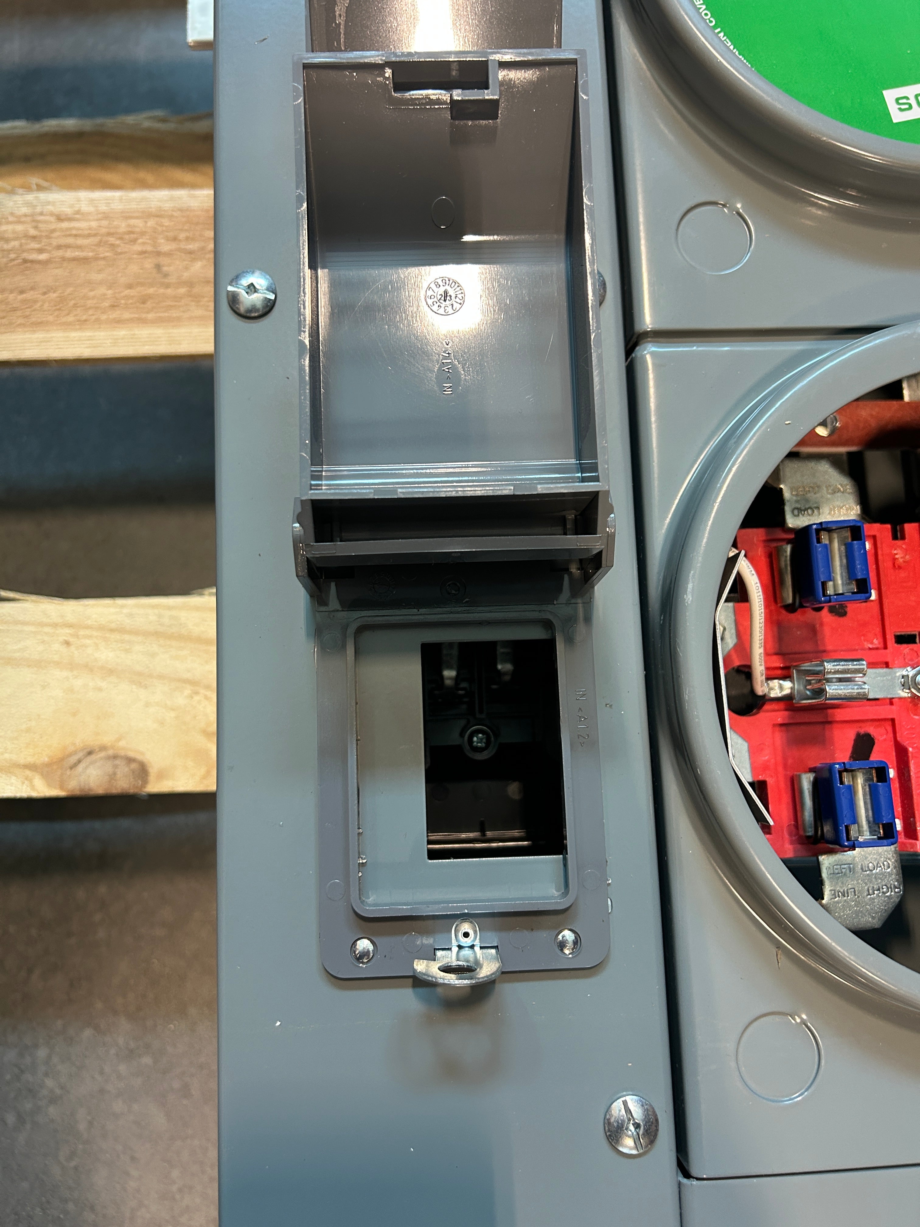 Square D EZMH315125 3PH In / 1PH Out 5 Gang Ringless Horn Bypass Meter Stack