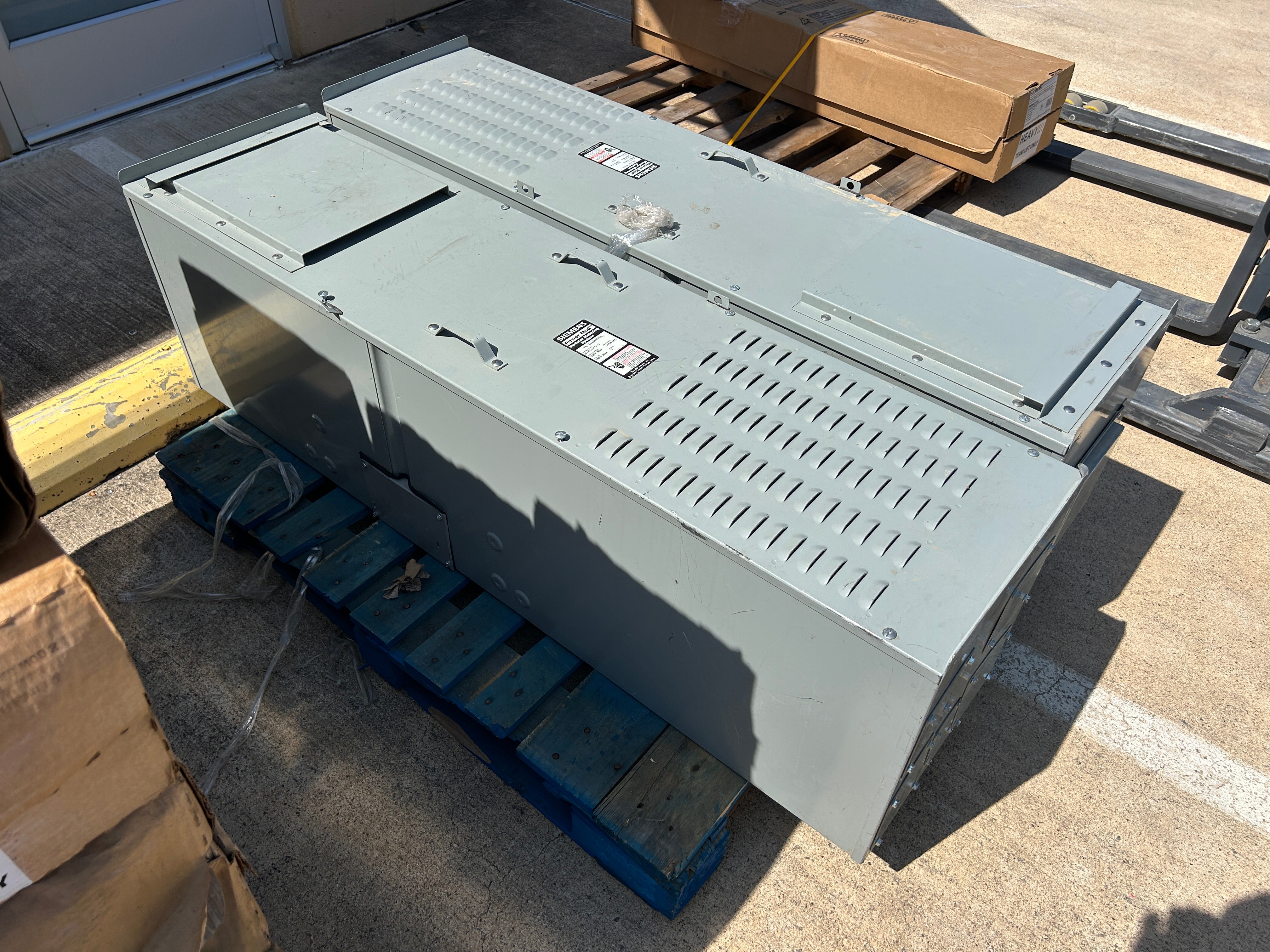 Siemens WTB31200CU 3PH 1200A 100kAIC Underground or Overhead Tap Box