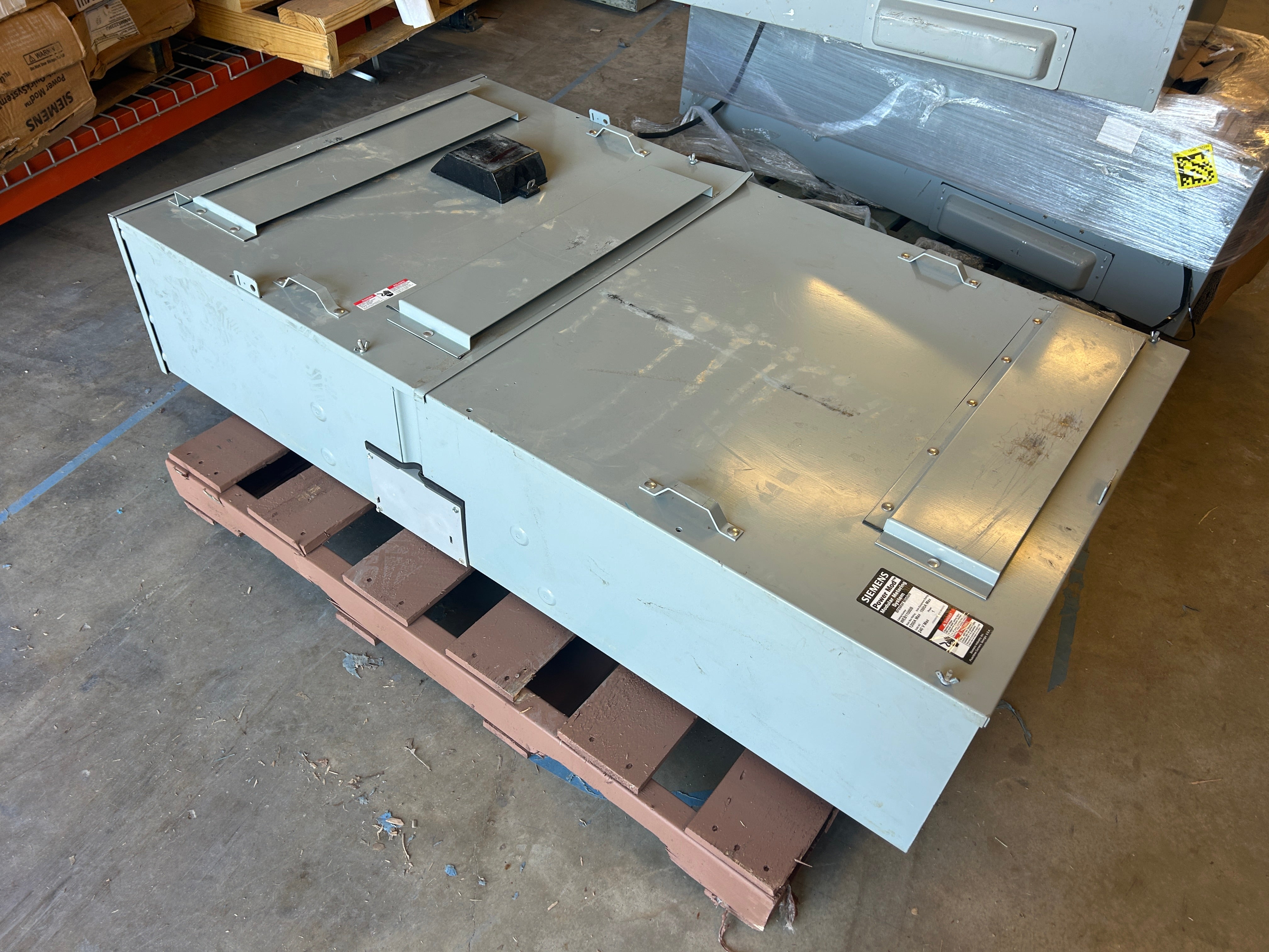 SIEMENS WEB11000B EUSERC Rated 1000A 1PH Main Breaker for Modular Metering + (2) Lug Kits