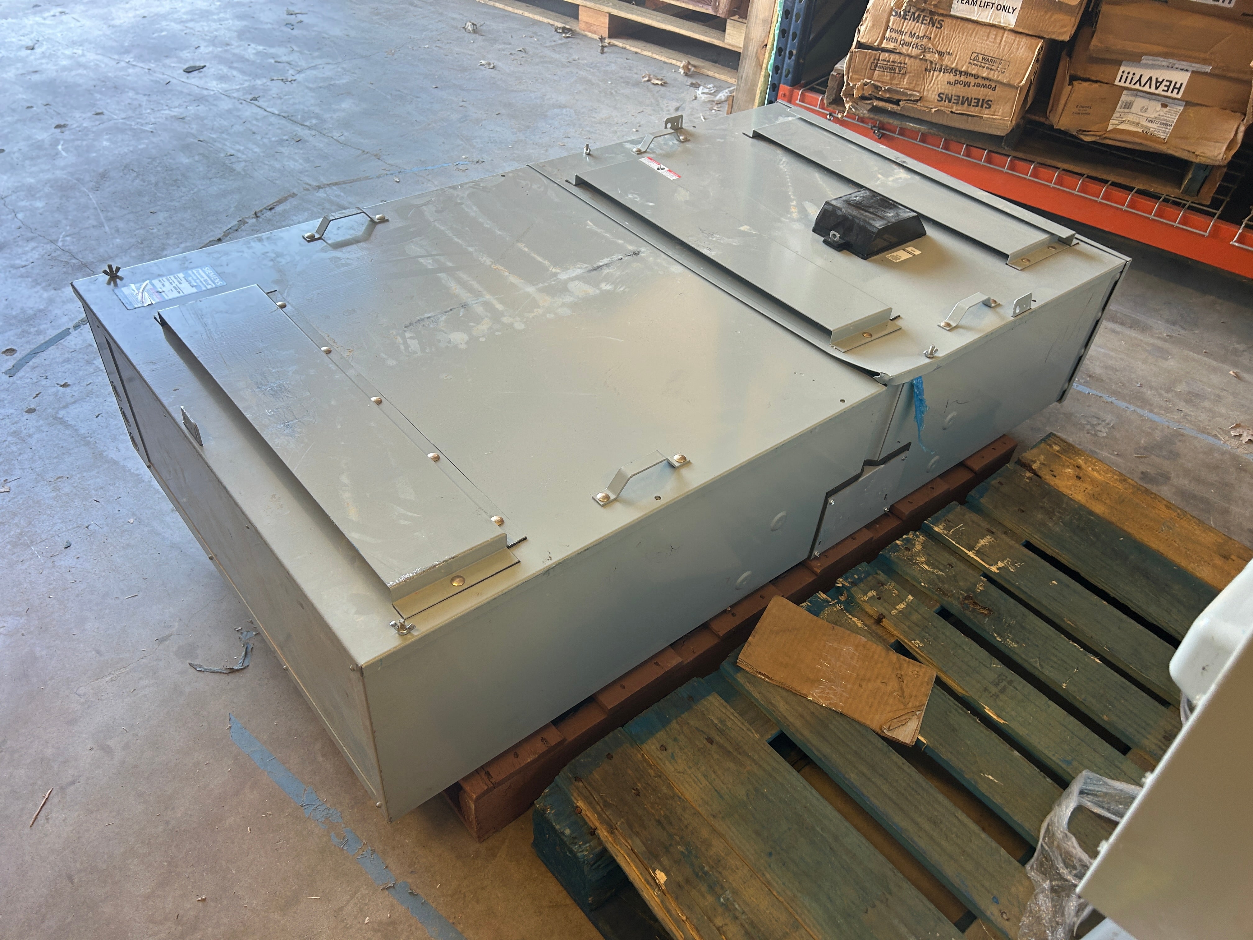 SIEMENS WEB11000B EUSERC Rated 1000A 1PH Main Breaker for Modular Metering + (2) Lug Kits