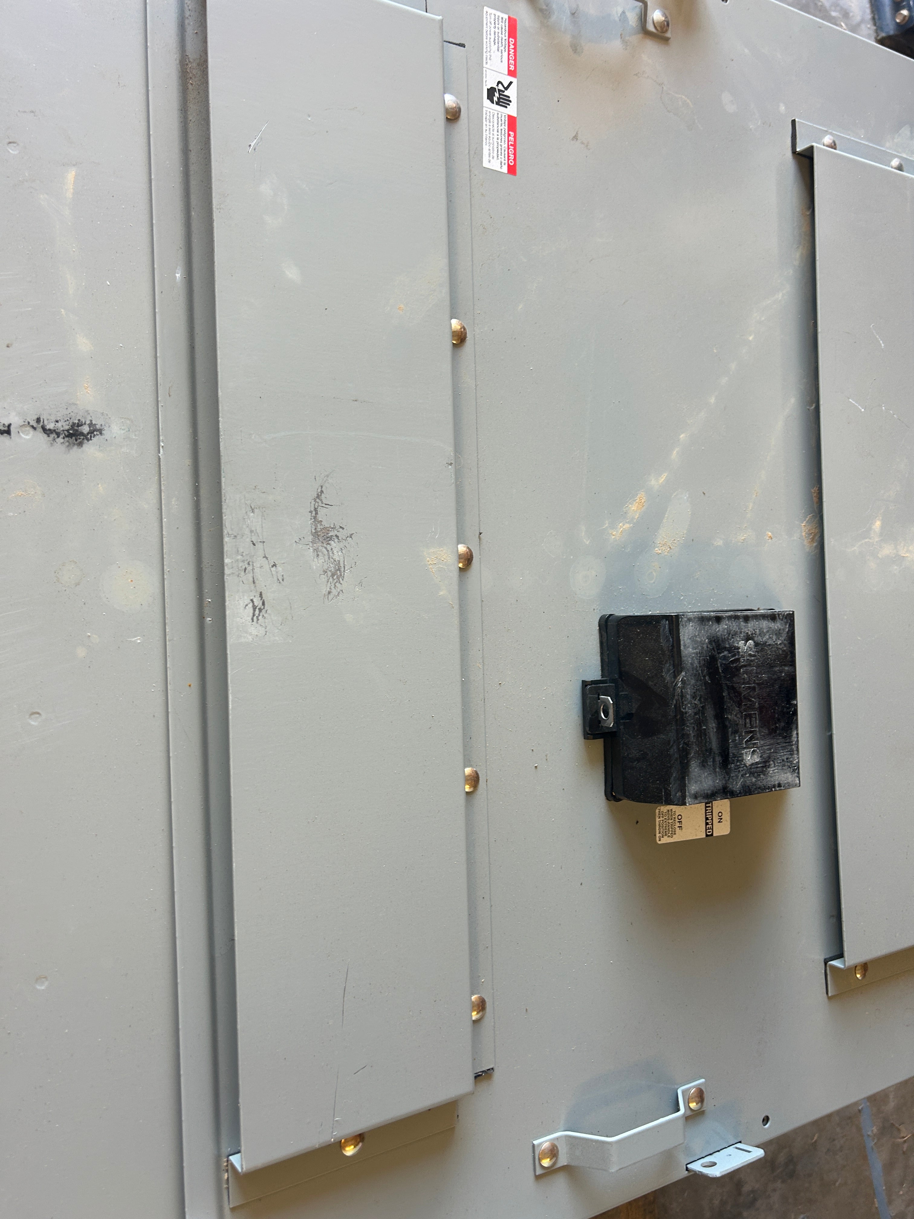 SIEMENS WEB11000B EUSERC Rated 1000A 1PH Main Breaker for Modular Metering + (2) Lug Kits
