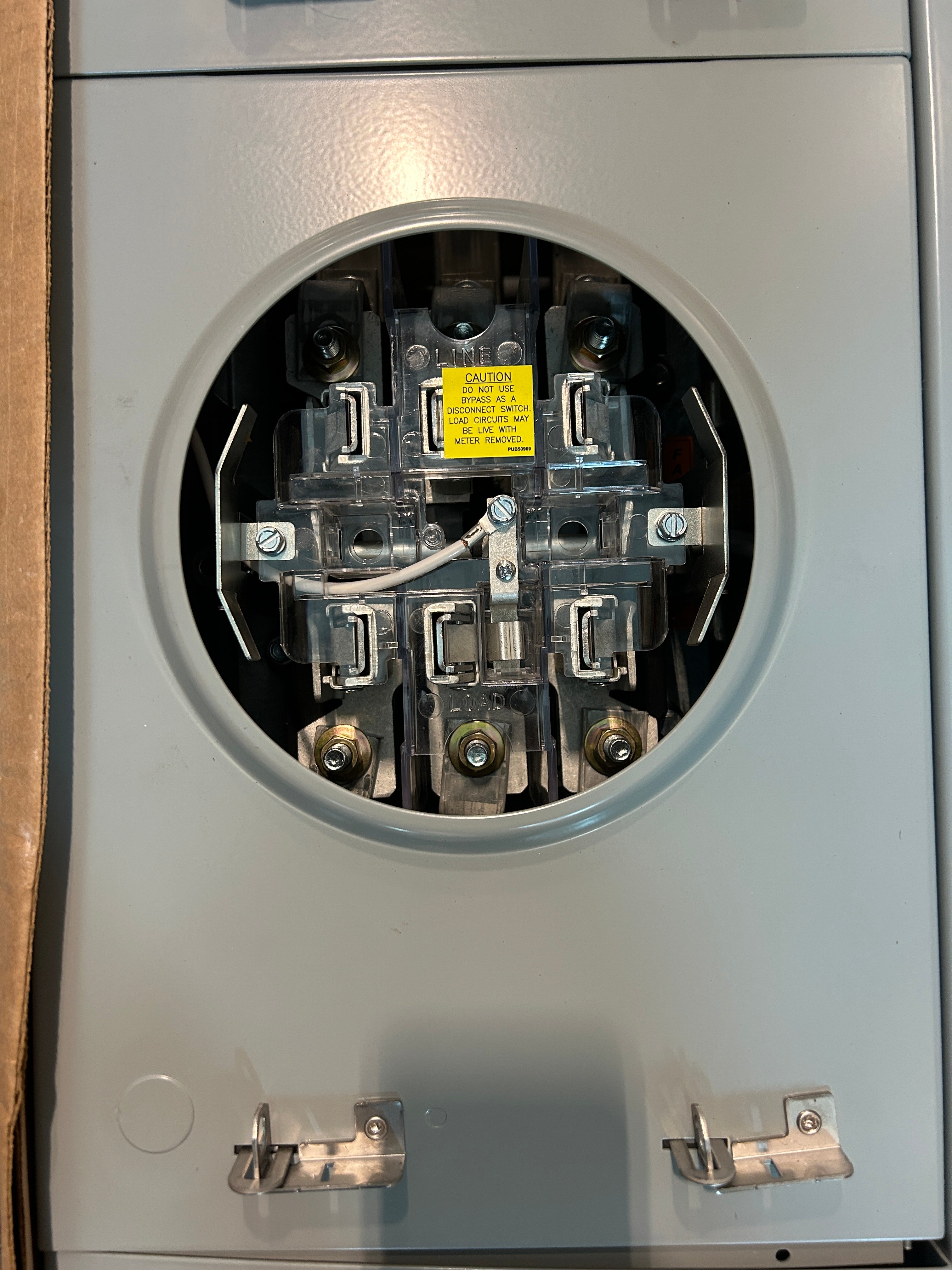 Eaton 37MM320R12 3PH In / 3PH Out Lever Bypass 225A Socket 1200A Bus Ringless Meter Stack