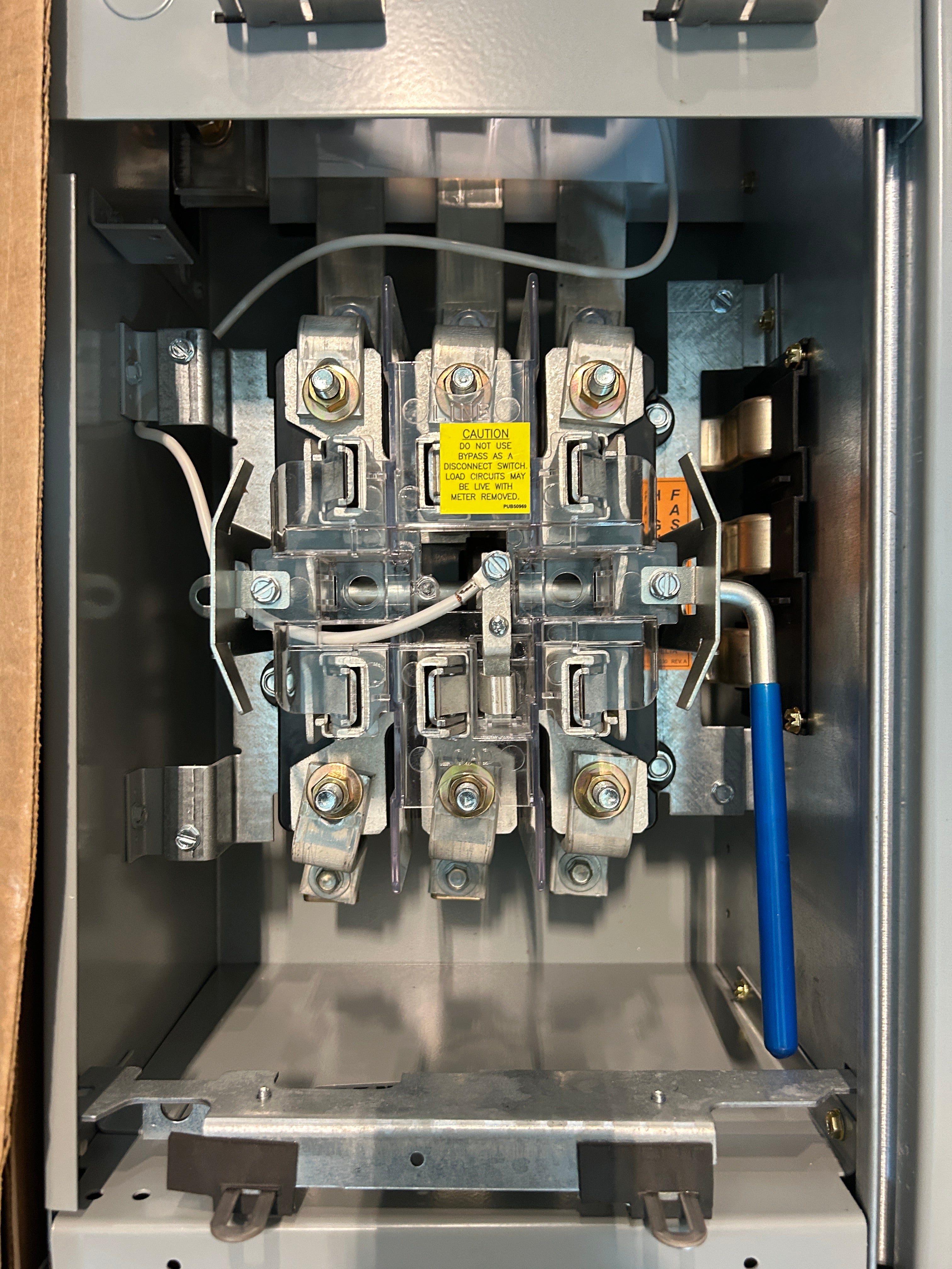 Eaton 37MM320R12 3PH In / 3PH Out Lever Bypass 225A Socket 1200A Bus Ringless Meter Stack