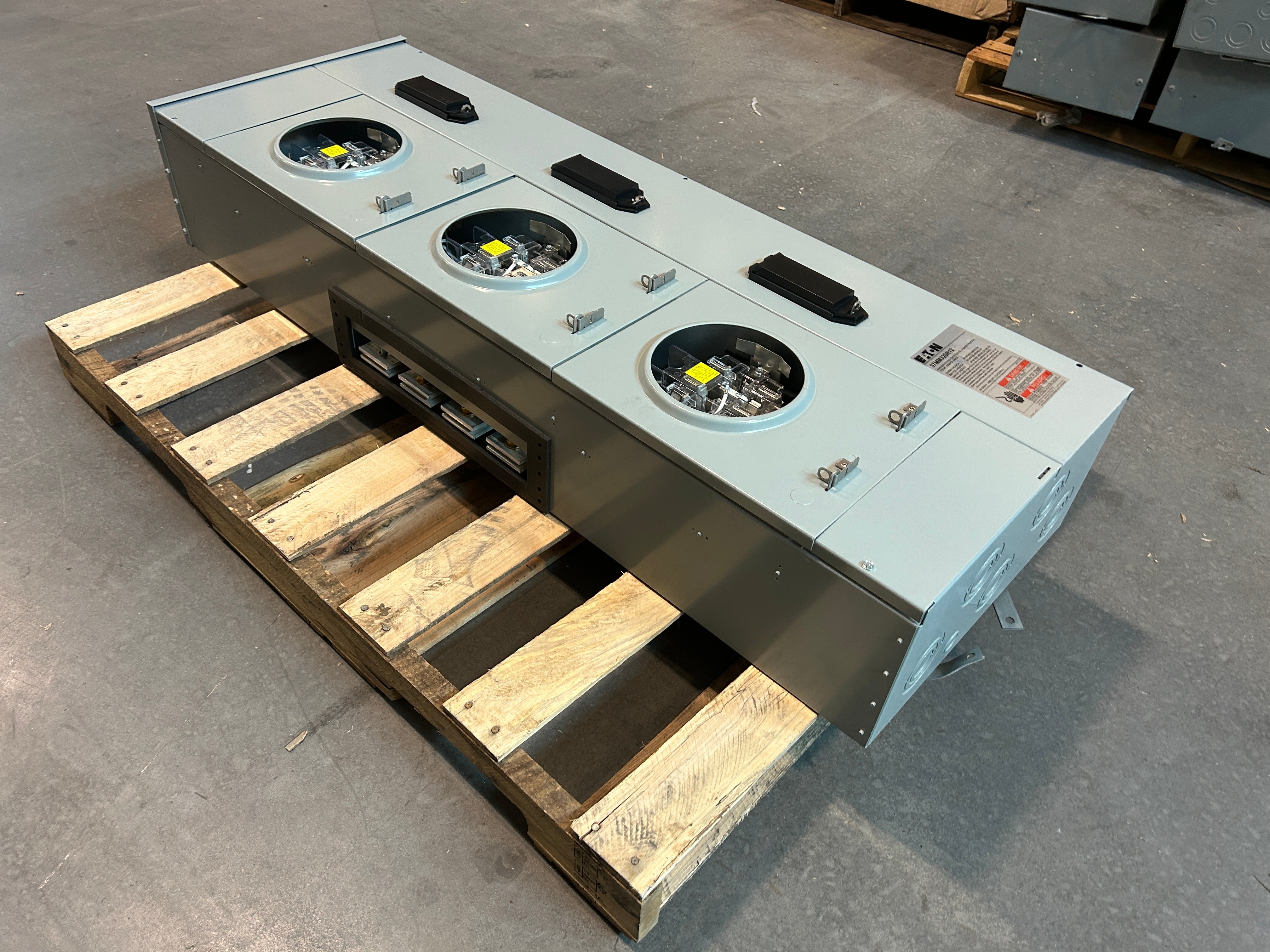 Eaton 37MM320R12 3PH In / 3PH Out Lever Bypass 225A Socket 1200A Bus Ringless Meter Stack