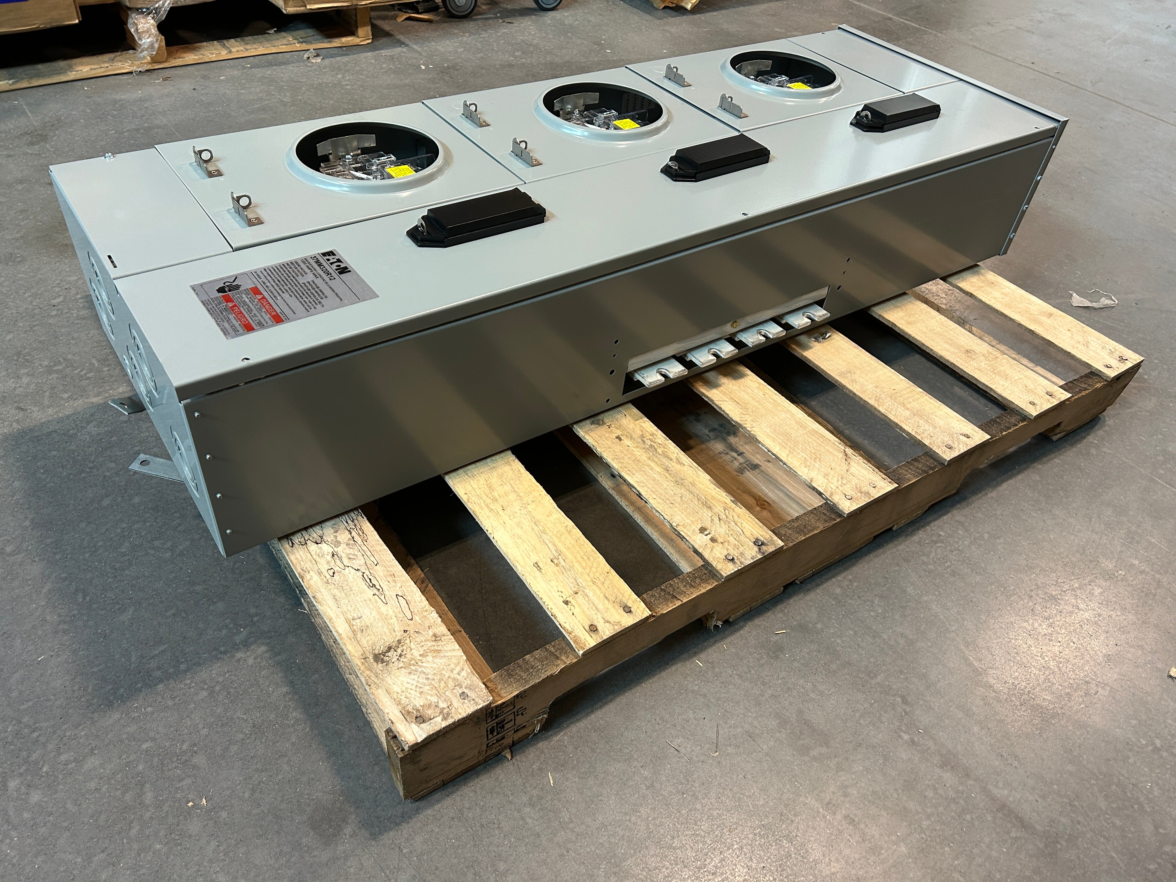 Eaton 37MM320R12 3PH In / 3PH Out Lever Bypass 225A Socket 1200A Bus Ringless Meter Stack