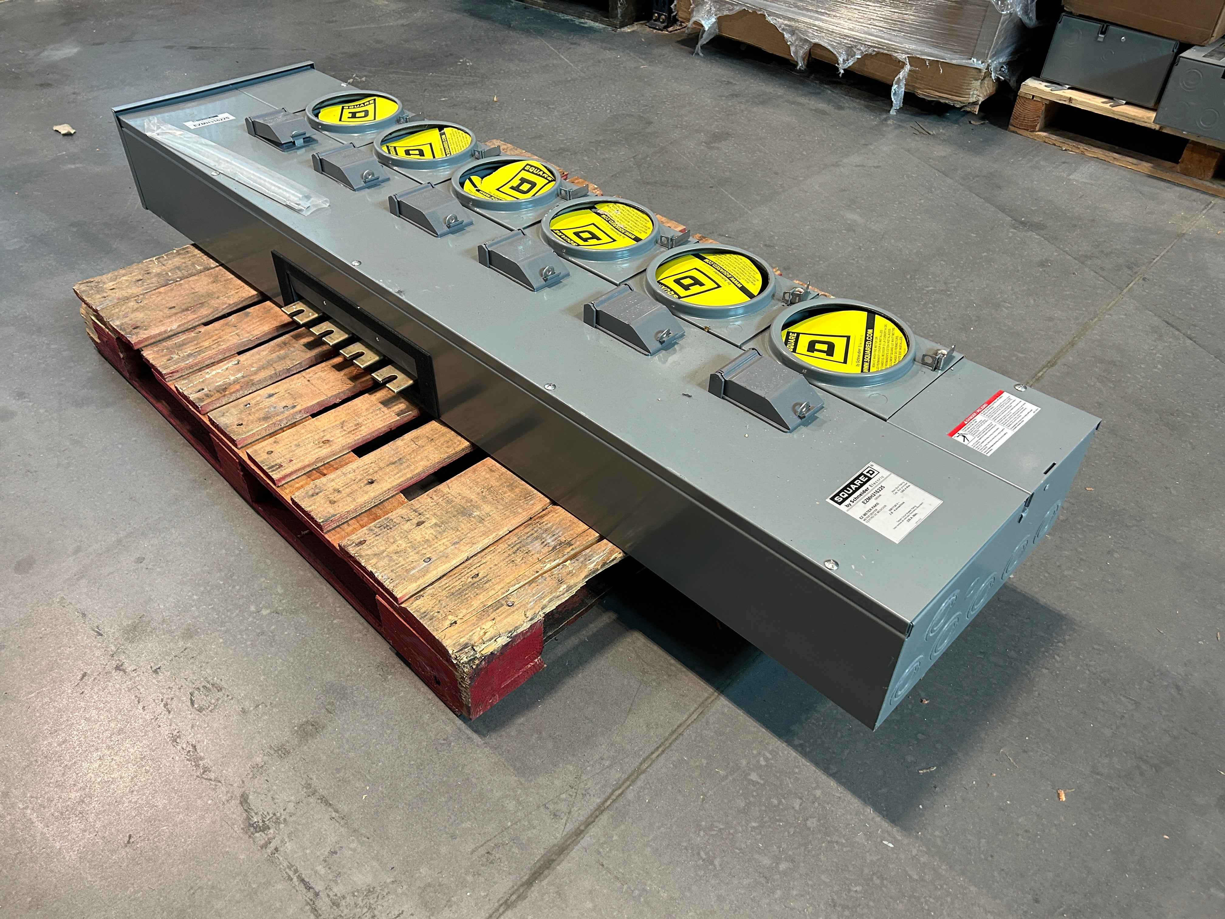 Square D EZMR316225 3PH In / Single Phase Out 6 Gang 225A Socket Ringless Horn Bypass Meter Stack