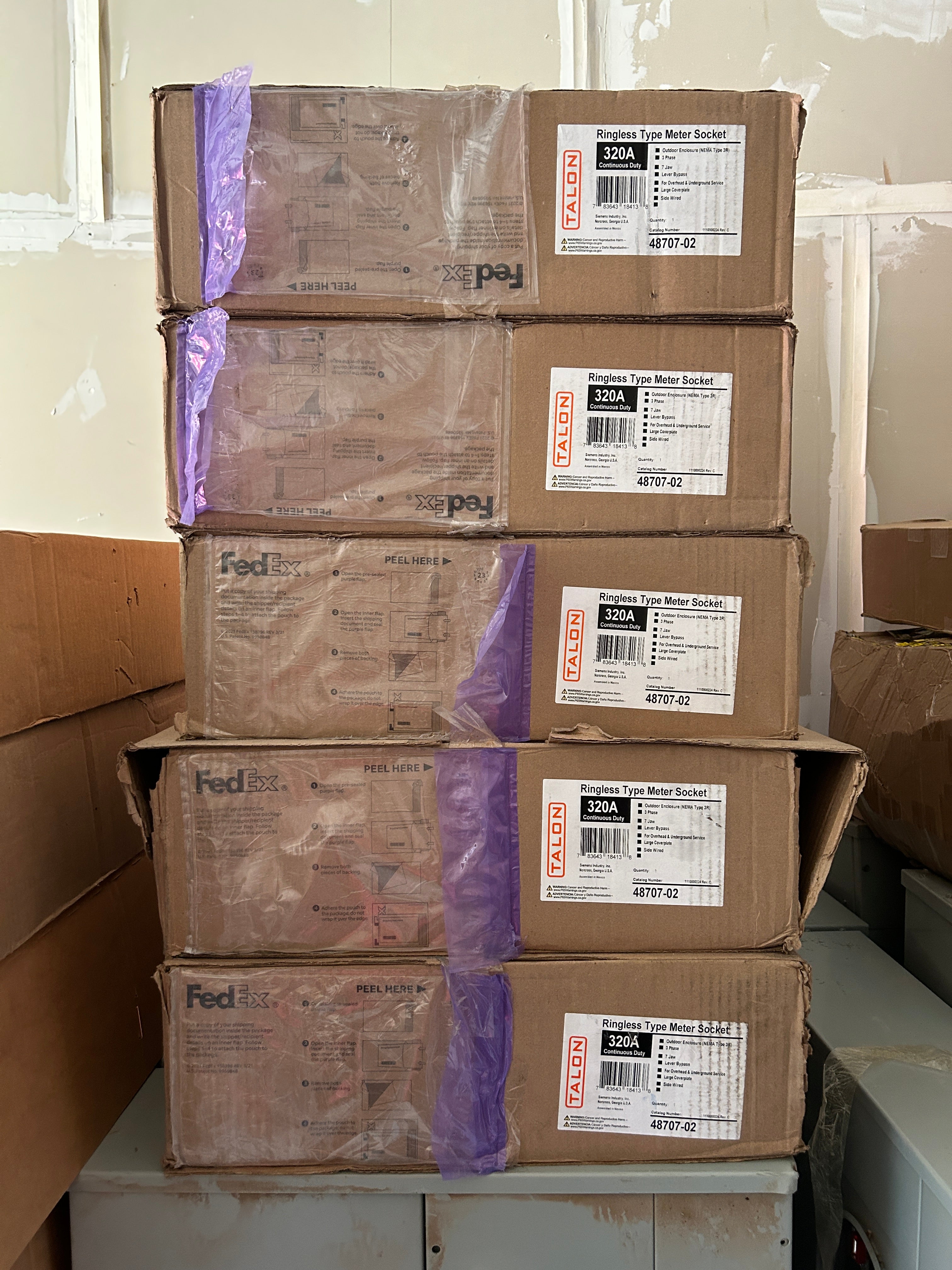 Siemens 48707-02 3 Phase 320A Continuous 600V AC Ringless Meter Socket