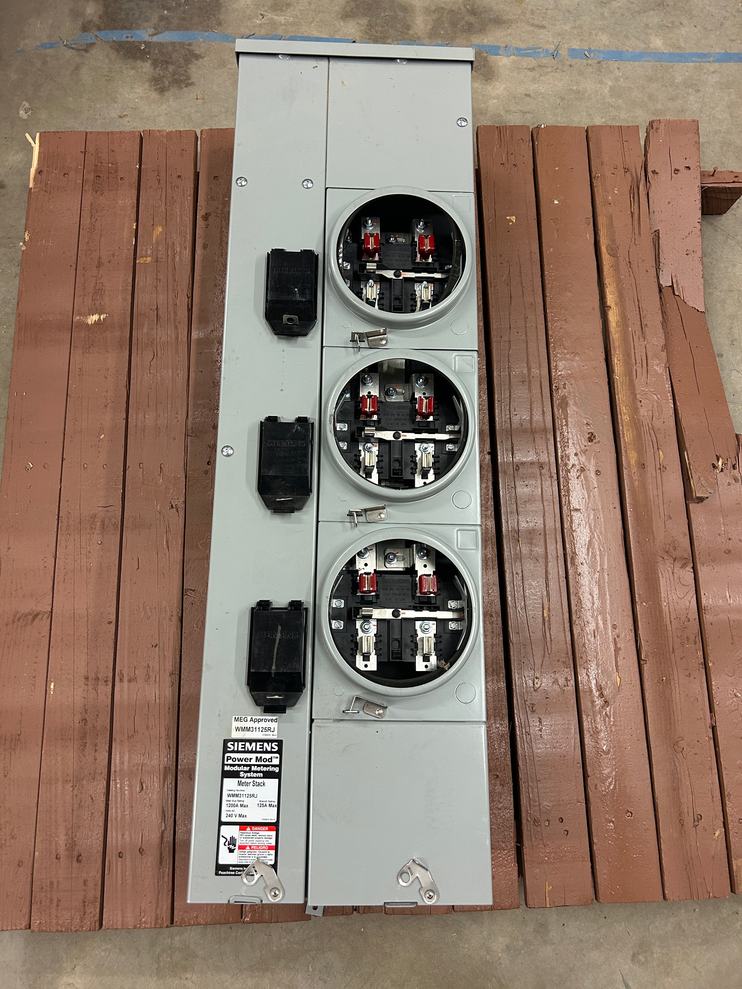 Siemens WMM32125RJ 3PH In / 1PH Out 3 Gang 125A Socket Ringless Meter Stack