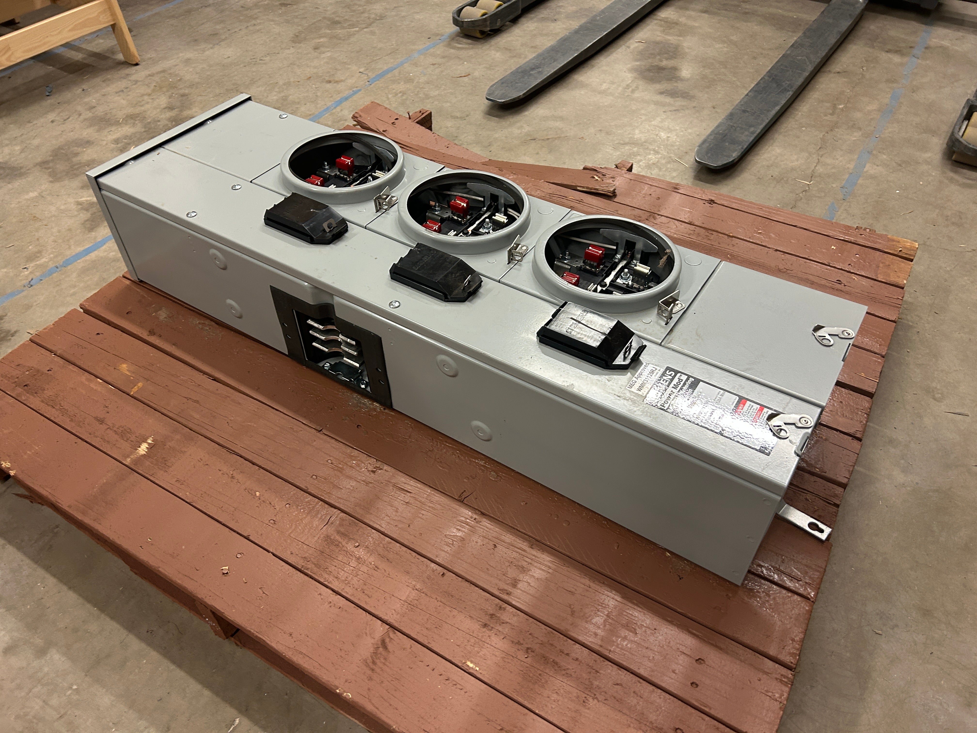 Siemens WMM32125RJ 3PH In / 1PH Out 3 Gang 125A Socket Ringless Meter Stack