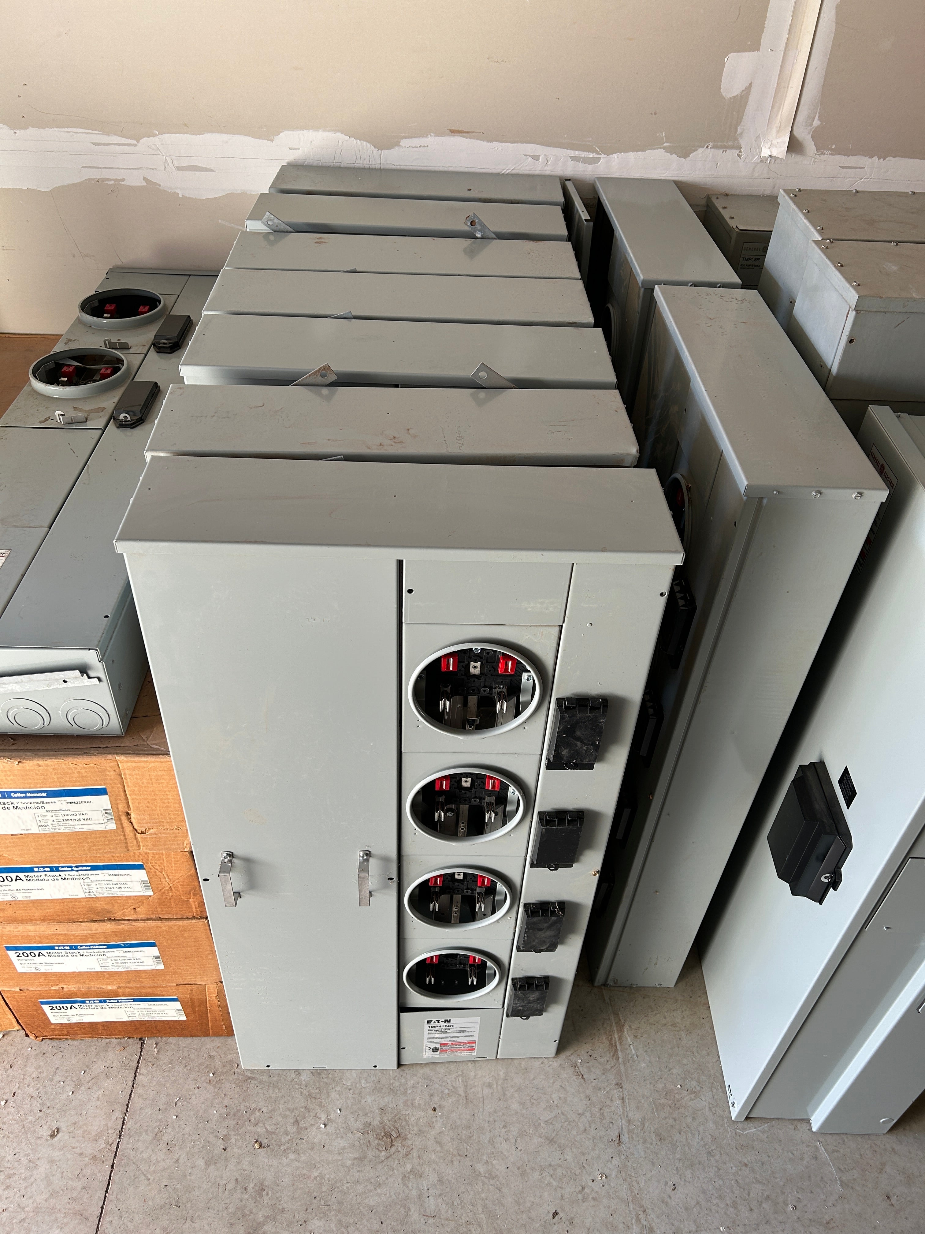 Eaton 1MP4124R 1PH In / 1PH Out 4 Gang 125A Socket 400A Busbar Ringed Meter Pack