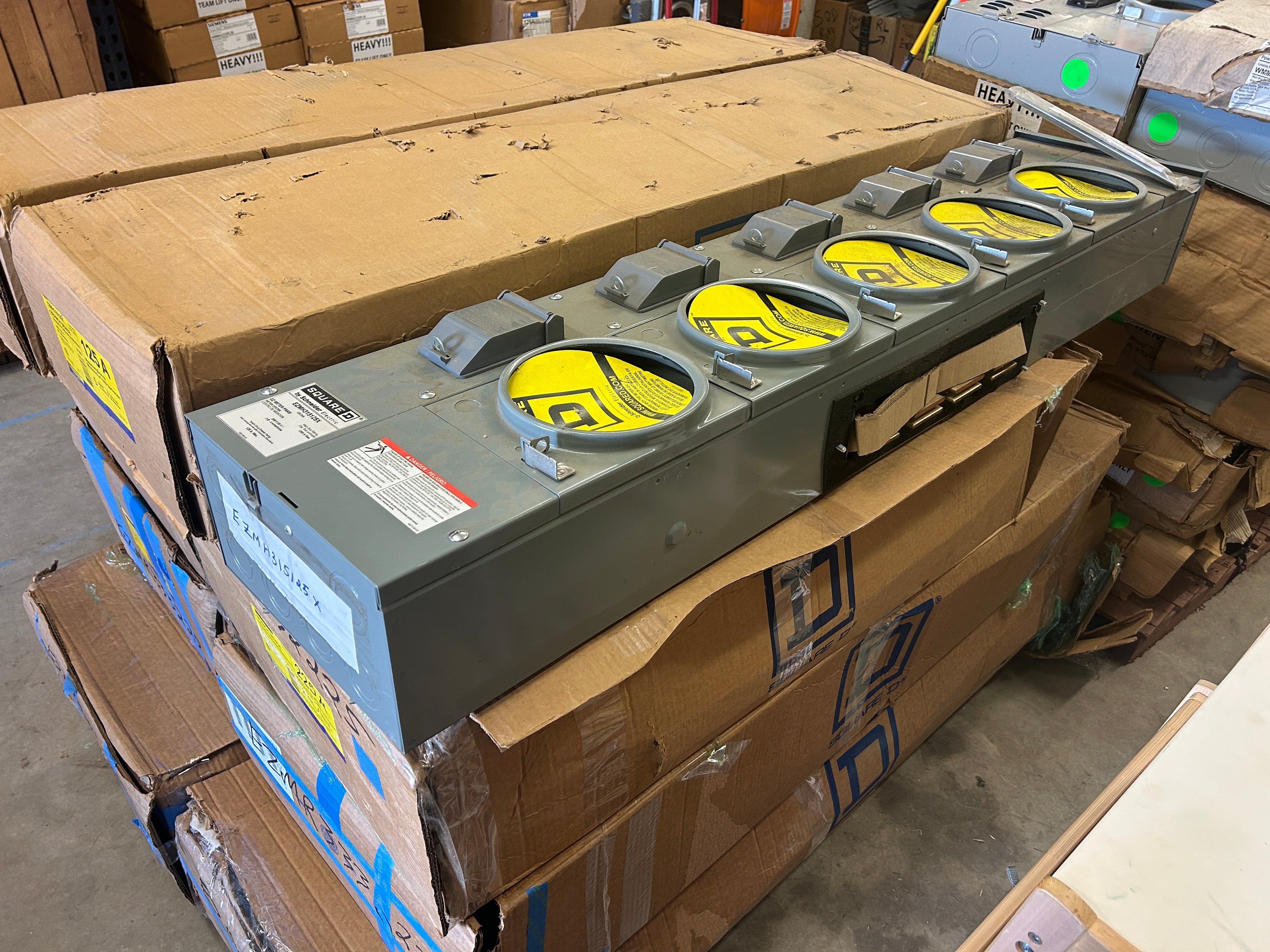 Square D EZMH315125X 3PH In / 1PH Out 5 Gang Ringless Horn Bypass 1200A Bus Meter Stack