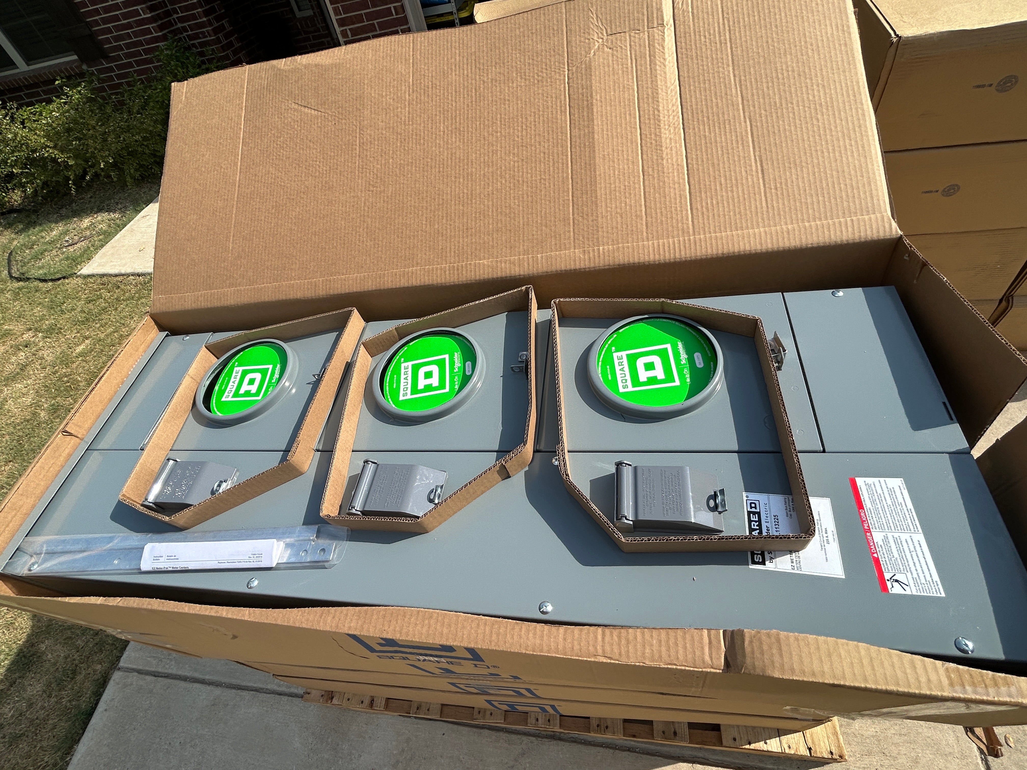 Square D EZML113225 1PH In / 1PH Out 3 Gang 225A Socket