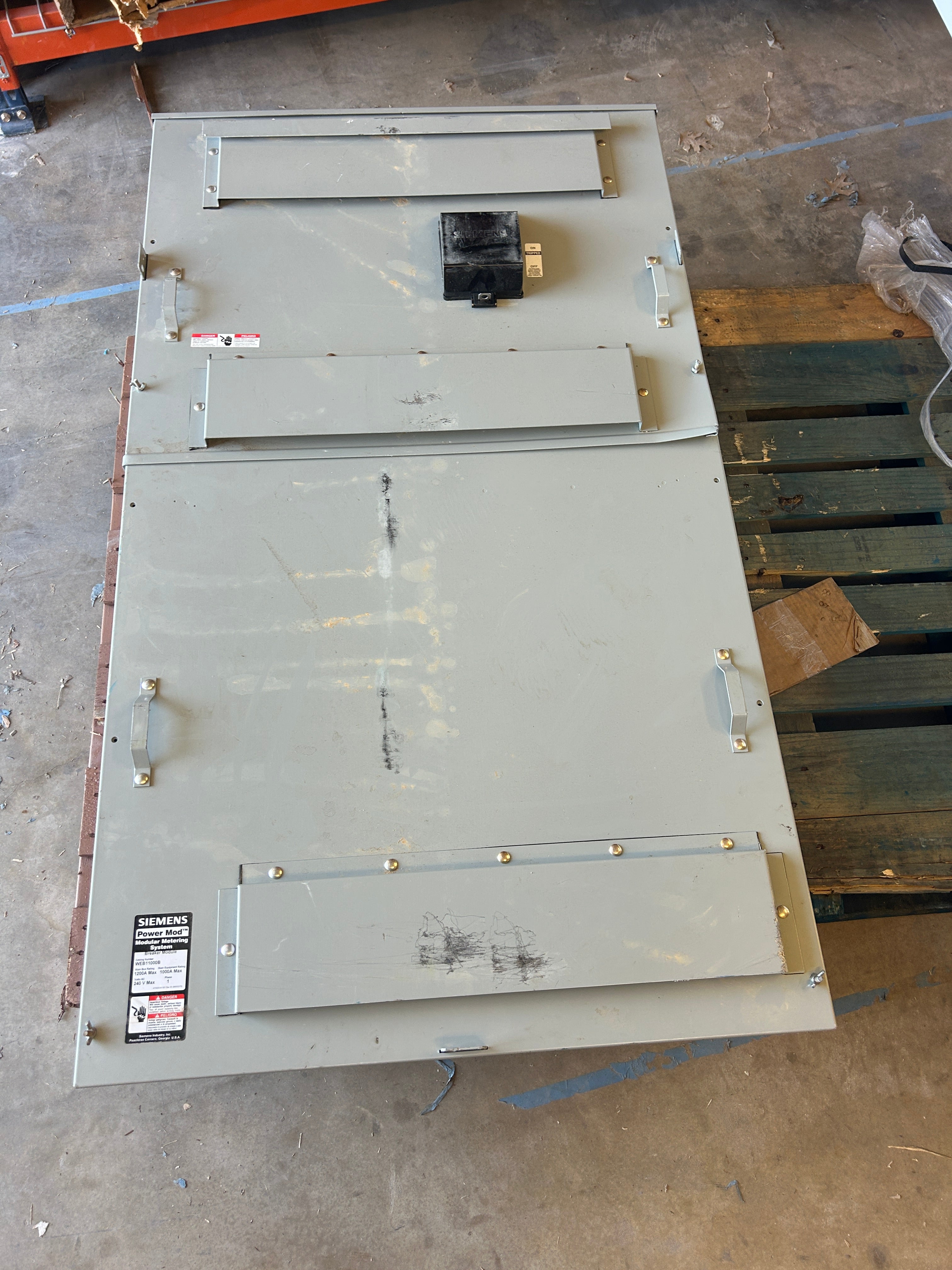SIEMENS WEB11000B EUSERC Rated 1000A 1PH Main Breaker for Modular Metering + (2) Lug Kits