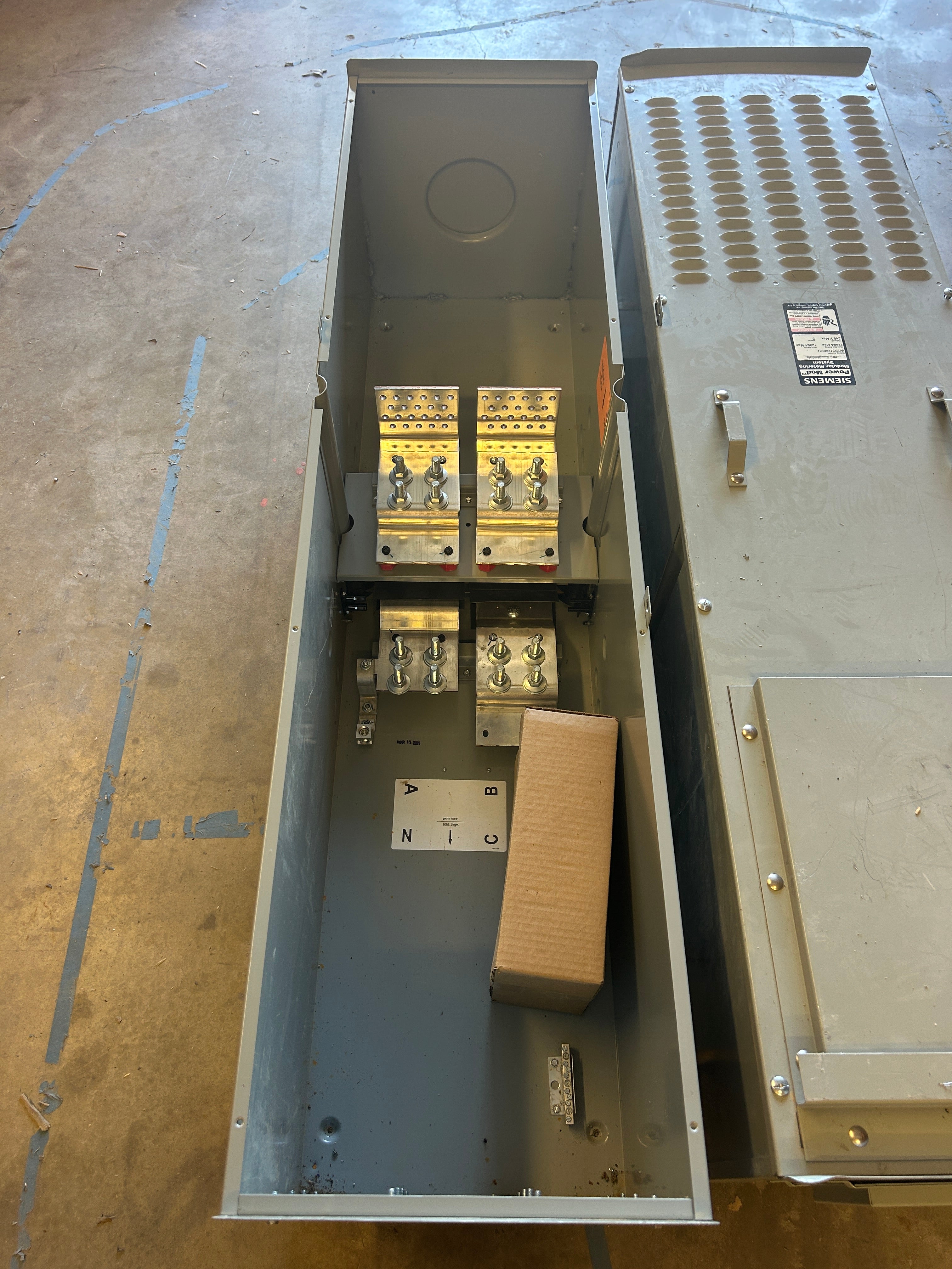 Siemens WTB31200CU 3PH 1200A 100kAIC Underground or Overhead Tap Box