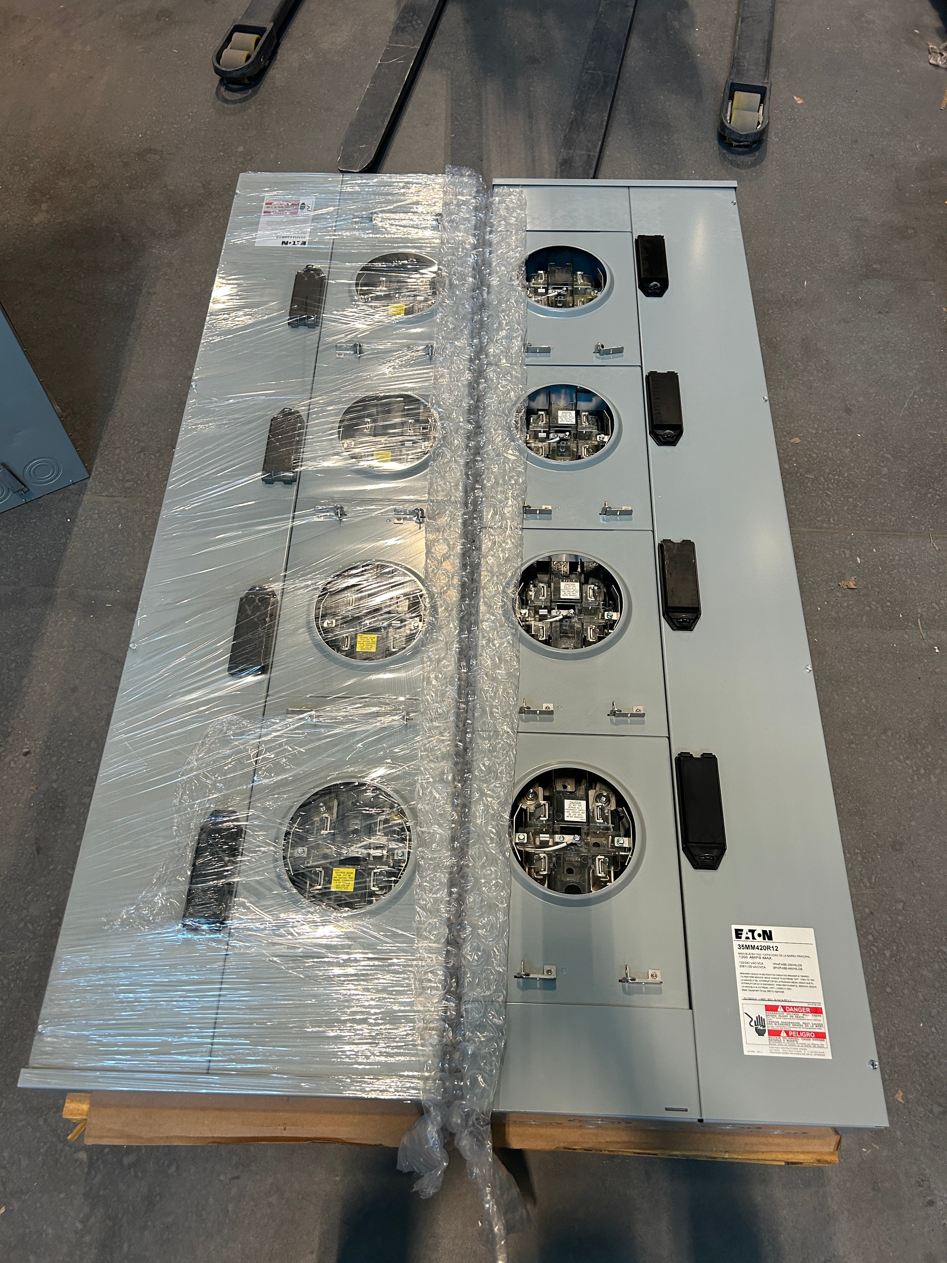 Eaton 35MM420R12 3PH In / 1PH Out 4 Gang 225A Socket Ringless Lever Bypass 1200A Bus Meter Stack