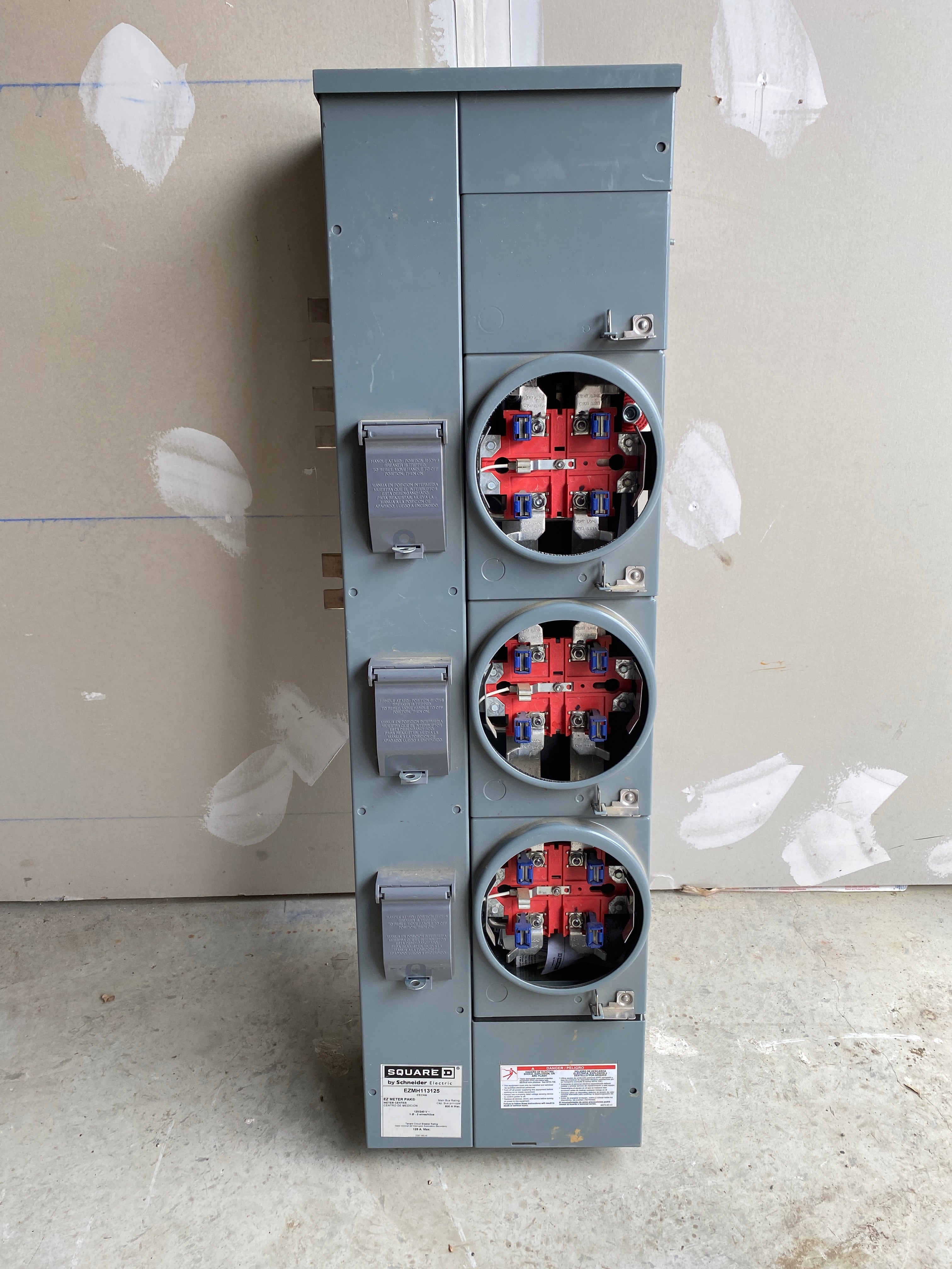 Square D EZMH113125 1PH In / 1PH Out 3 Gang 125A Socket Ringless Horn